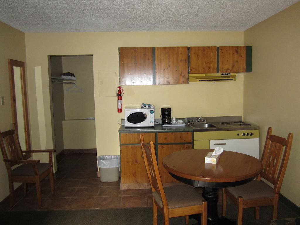 The Pine Inn Chetwynd Szoba fotó